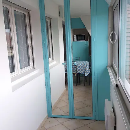 2 Pieces Renove Avec Loggia, A Deux Pas De La - Parking Prive - Idealement Situe - Fr-1-712-77